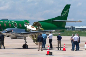 Dois aviões de pequeno porte colidiram no ar ontem, em Denver, nos Estados Unidos - Reprodução - 13.mai.2021/CBS
