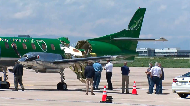 Dois aviões de pequeno porte colidiram no ar ontem, em Denver, nos Estados Unidos - Reprodução - 13.mai.2021/CBS