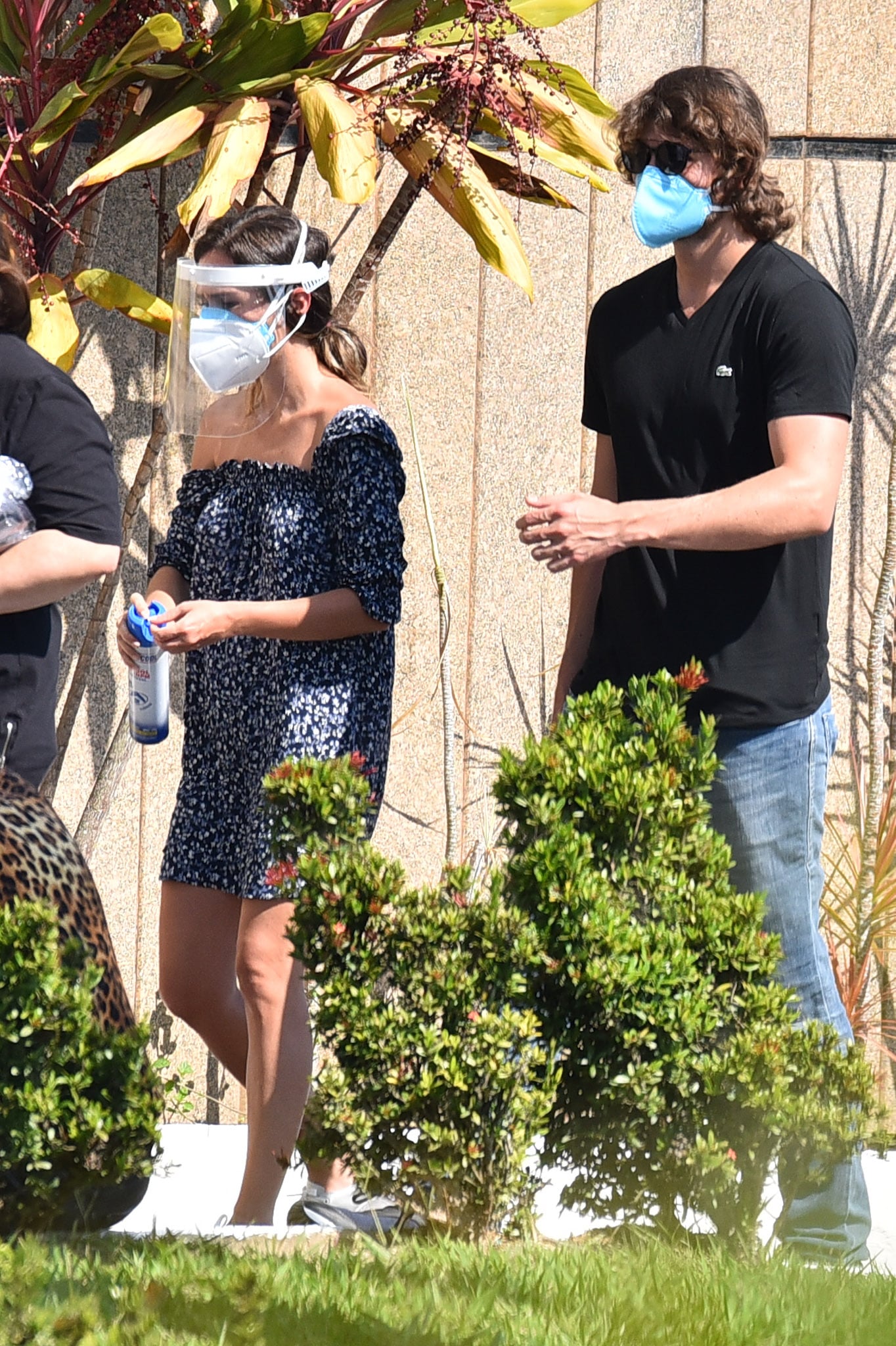 Tatá Werneck responde críticas após usar três máscaras em velório de Paulo Gustavo