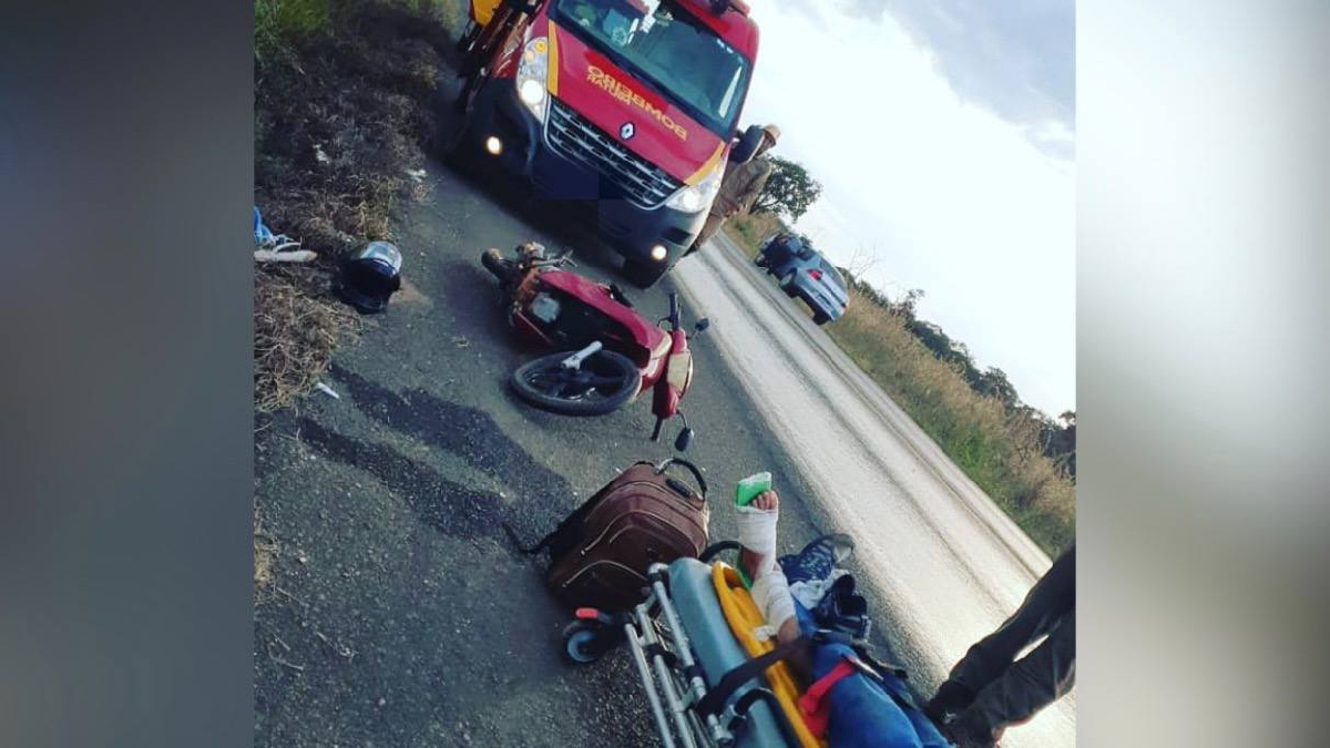Motociclista perdeu o controle da direção e colidiu contra as rodas traseiras de uma carreta pois a pista estava repleta de óleo.