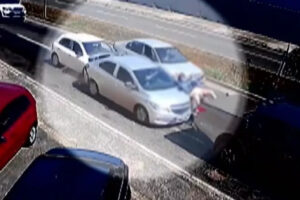 Motociclista é arremessada em engavetamento em semáforo de Goiânia