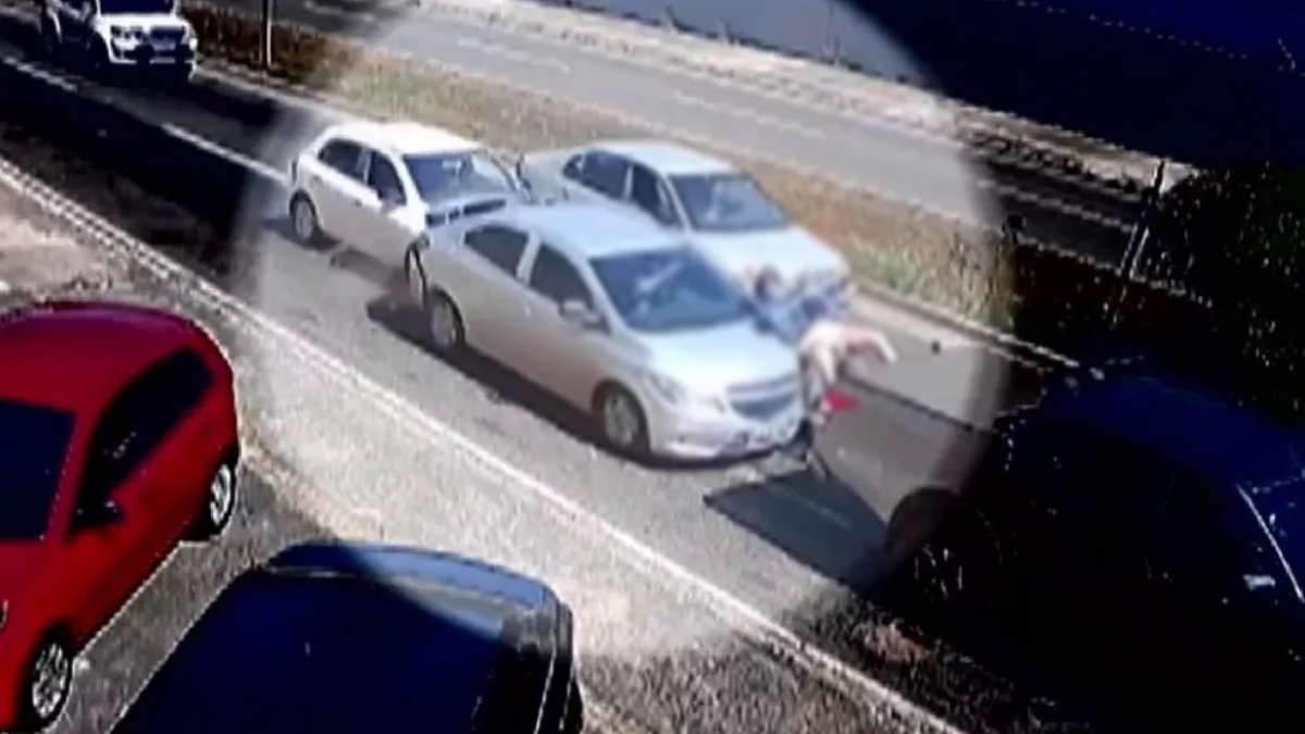 Motociclista é arremessada em engavetamento em semáforo de Goiânia