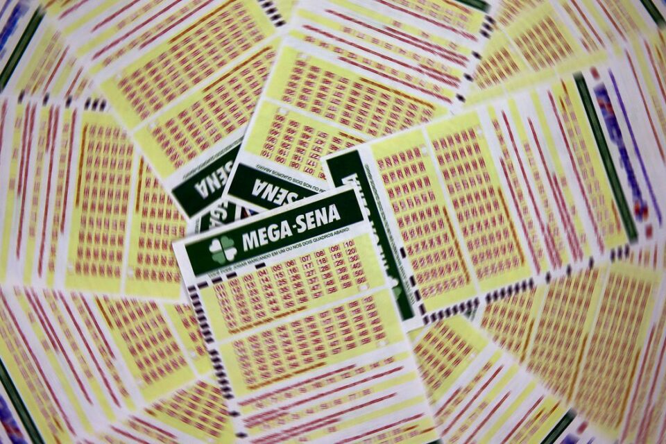 Mega-Sena acumula e vai pagar R$ 60 milhões na quarta (13) (Foto: Marcelo Casal Jr/Agência Brasil)
