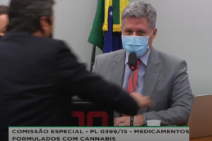 “Confusão do parlamento”, vê vice-presidente do Podemos sobre empurrão de deputado da sigla