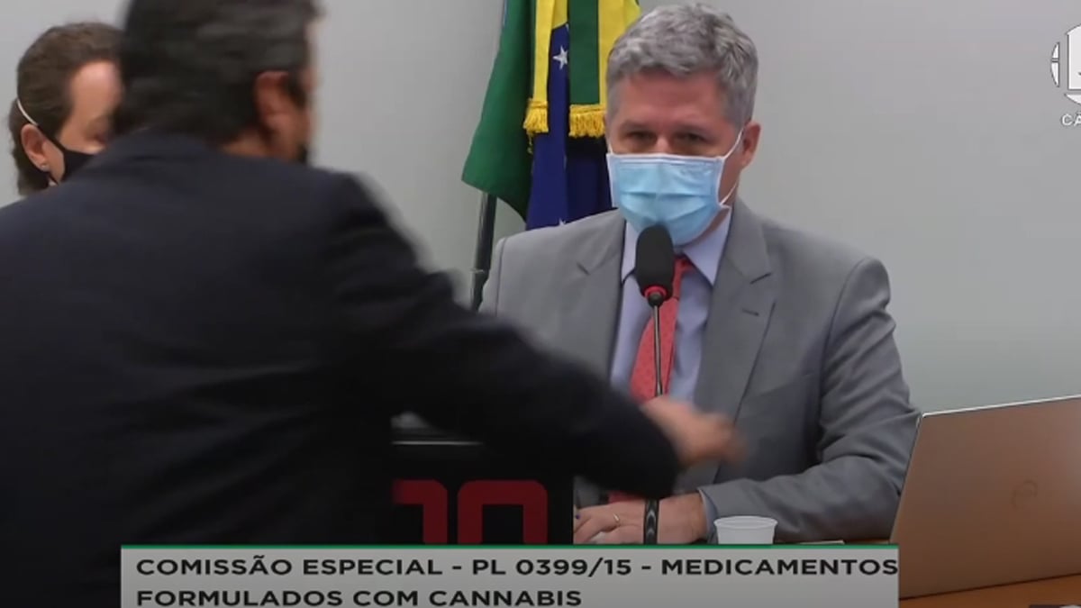 “Confusão do parlamento”, vê vice-presidente do Podemos sobre empurrão de deputado da sigla