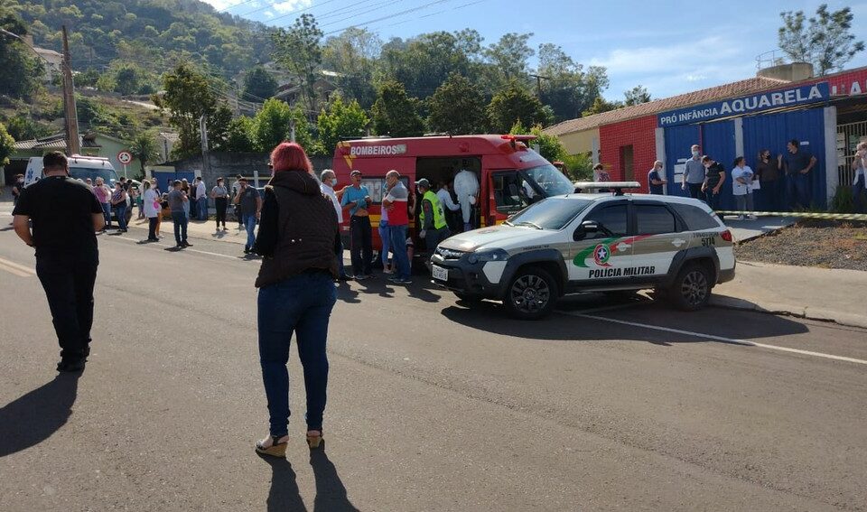 Adolescente invade creche e mata 3 crianças e uma professora a golpes de facão