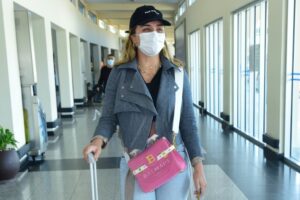 Apresentadora da Globo, Rafa Kalimann desembarca em Congonhas e atende fãs; fotos