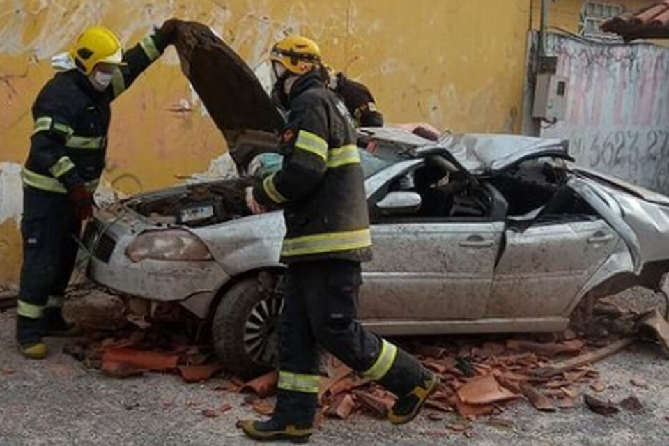Segundo o Corpo de Bombeiros, uma das vítimas não conseguia movimentar as pernas