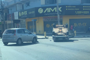 Acidente de trânsito deixa carro capotado na Avenida