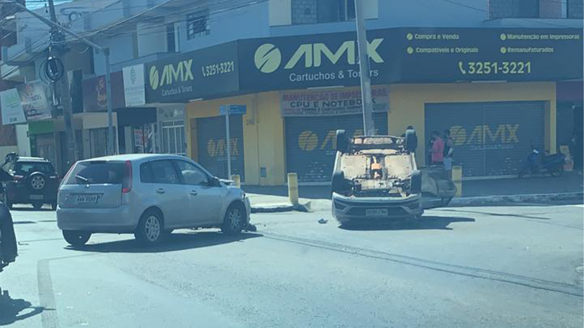 Acidente de trânsito deixa carro capotado na Avenida