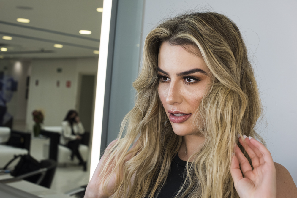 Fernanda Keulla surge loiríssima