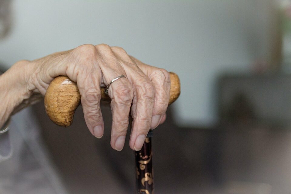 Juíza cita Carlos Drummond de Andrade para condenar filhos a ajudar a própria mãe, em Rio Verde