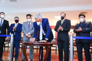 Governador Ronaldo Caiado (DEM) assina protocolo de intenções com os Correios (Foto: Divulgação)