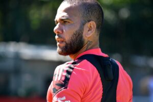 Anúncio acontece dois dias antes do prazo para a defesa apresentar recurso Daniel Alves contrata especialista penal para tentar liberdade