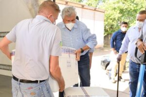 Goiás recebeu, na manhã deste sábado (08), mais 32.200 doses da vacina CoronaVac, fabricada, contra a covid-19, pelo Instituto ButantanGoiás recebe mais 32,2 mil vacinas da CoronaVac neste sábado (8)