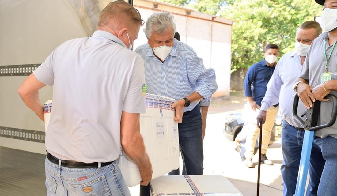 Goiás recebeu, na manhã deste sábado (08), mais 32.200 doses da vacina CoronaVac, fabricada, contra a covid-19, pelo Instituto ButantanGoiás recebe mais 32,2 mil vacinas da CoronaVac neste sábado (8)
