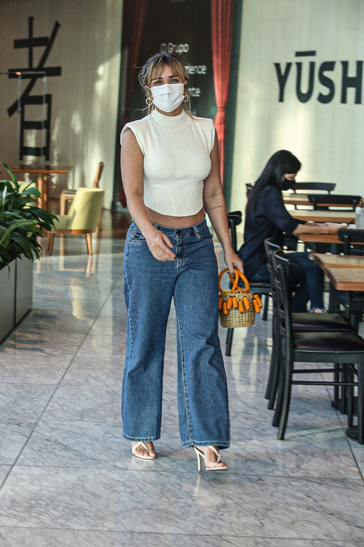 Rafa Kalimann é fotografa passeando em shopping no Rio; confira