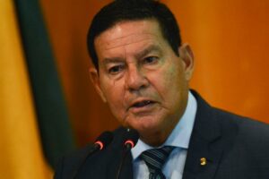 Alvo de Olavo de Carvalho, Mourão elogia escritor pelo Twitter