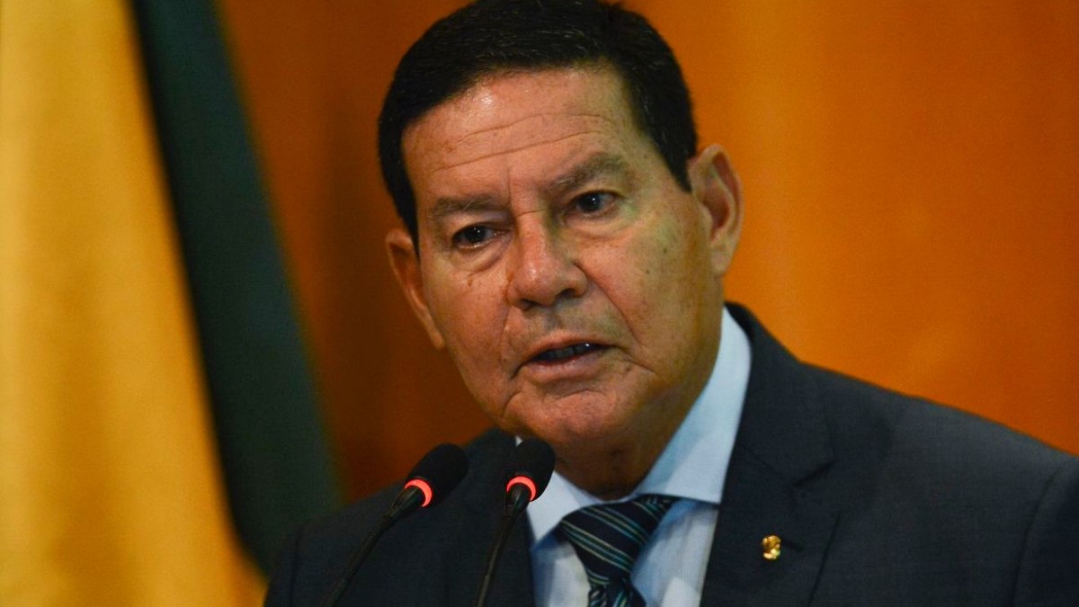 Alvo de Olavo de Carvalho, Mourão elogia escritor pelo Twitter