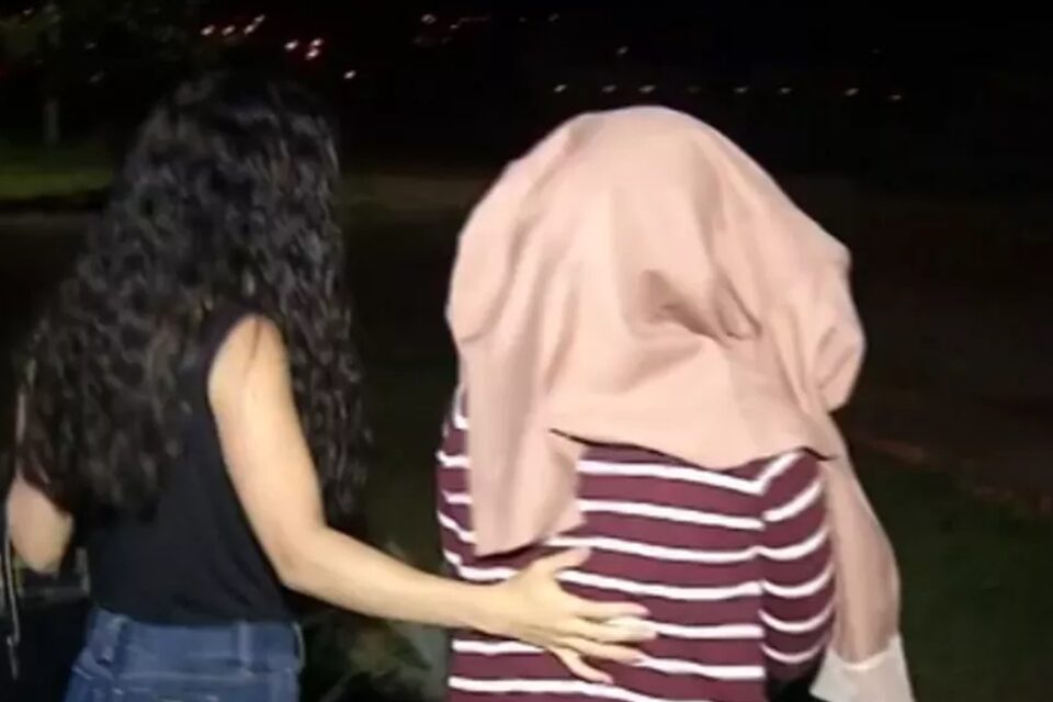 Uma mulher, que não teve a identidade divulgada, deixou os dois filhos gêmeos de 9 meses sozinhos na casa onde a família vive, em Cidade Ocidental, no entorno do Distrito Federal. O que ela não imaginava era que ao chegar no local um dos bebês estaria morto. A Polícia Civil a prendeu nesta segunda-feira (3).- Mulher é presa após deixar bebês sozinhos e um deles morrer, na Cidade Ocidental