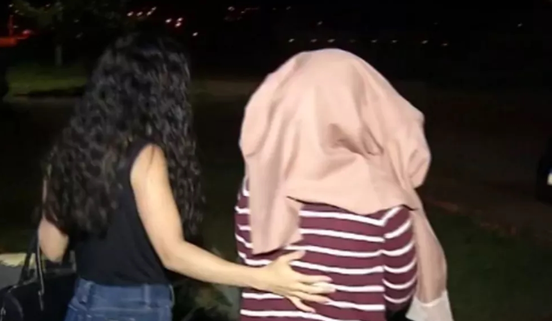 Uma mulher, que não teve a identidade divulgada, deixou os dois filhos gêmeos de 9 meses sozinhos na casa onde a família vive, em Cidade Ocidental, no entorno do Distrito Federal. O que ela não imaginava era que ao chegar no local um dos bebês estaria morto. A Polícia Civil a prendeu nesta segunda-feira (3).- Mulher é presa após deixar bebês sozinhos e um deles morrer, na Cidade Ocidental