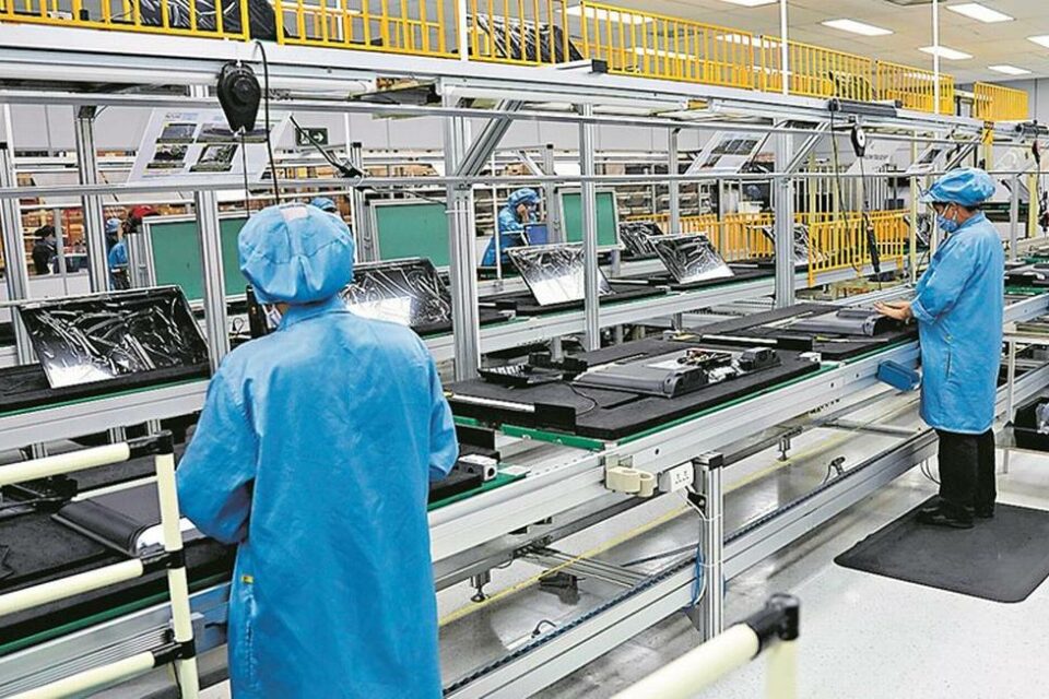 Linha de produção das TVs que vão ao mercado sob a parceria Toshiba/Multilaser: chinesa que assumiu divisão de TVs da marca japonesa voltou Foto: Divulgação