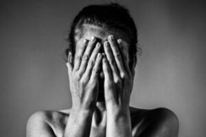 Após ser atingida por um tiro nas costas, uma mulher perdeu o movimento dos braços. Suspeito pelos disparos é o ex-namorado dela