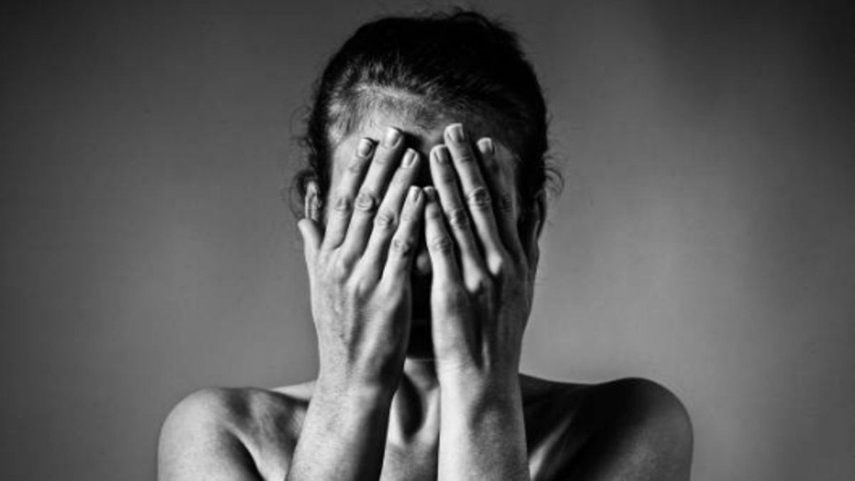 Após ser atingida por um tiro nas costas, uma mulher perdeu o movimento dos braços. Suspeito pelos disparos é o ex-namorado dela