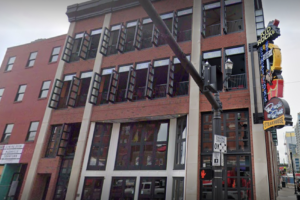 Homem é detido por 'atacar' bar de Kid Rock com bolsa de colostomia