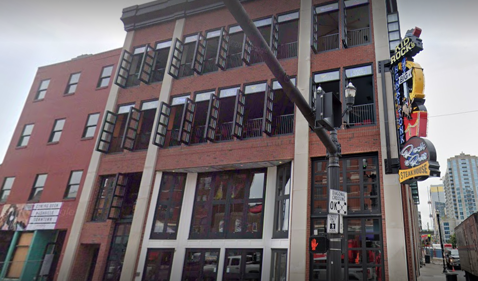 Homem é detido por 'atacar' bar de Kid Rock com bolsa de colostomia