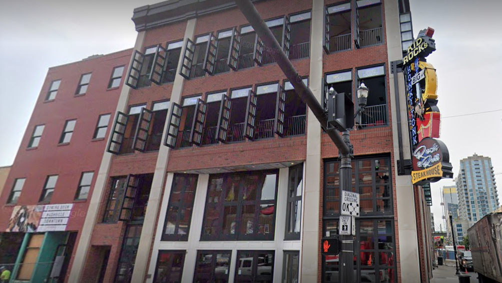 Homem é detido por 'atacar' bar de Kid Rock com bolsa de colostomia