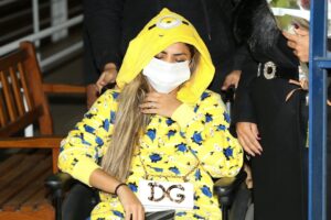 Lexa é fotografa saindo de hospital após cirurgia de emergência