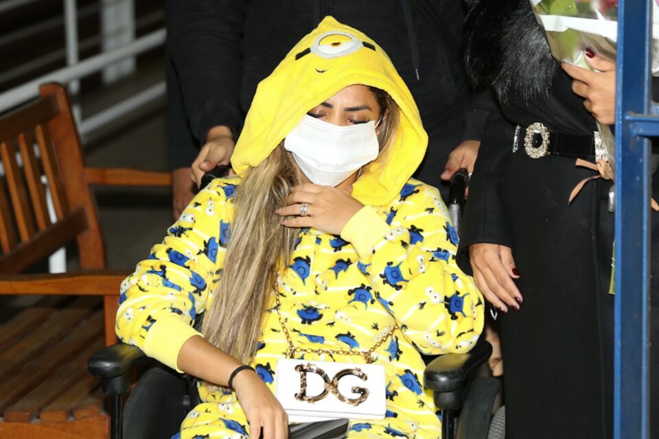 Lexa é fotografa saindo de hospital após cirurgia de emergência