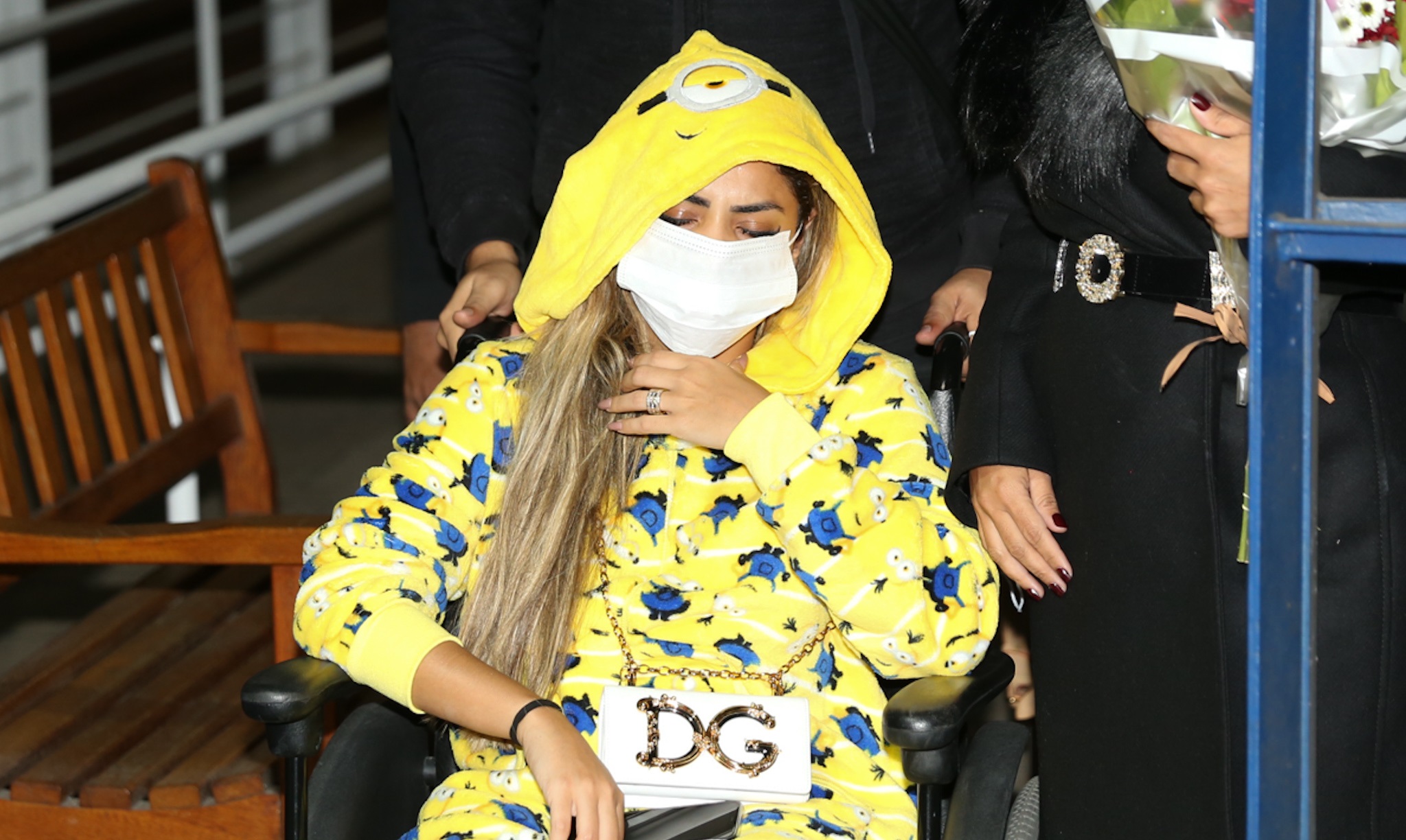 Lexa é fotografa saindo de hospital após cirurgia de emergência