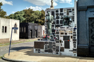 Mausoléu de Carlos Gardel, ícone do tango argentino, localizado no Cemitério da Chacarita, também chamado Cemitério do Oeste, em Buenos Aires - Wikemedia Commons
