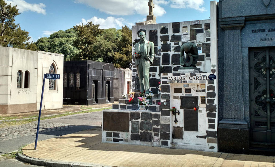 Mausoléu de Carlos Gardel, ícone do tango argentino, localizado no Cemitério da Chacarita, também chamado Cemitério do Oeste, em Buenos Aires - Wikemedia Commons