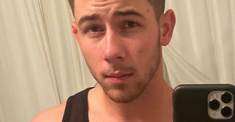 Nick Jonas se fere em set de filmagem e é hospitalizado