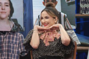 Claudia Leitte pede perdão após críticas por resposta no 'Altas Horas'