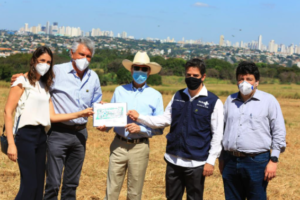 Governador Ronaldo Caiado (DEM) visita área em que será construído o Hospital do Câncer de Goiás (Foto: Divulgação)