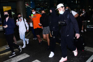 Áron Piper, ator de 'Elite', desembarca no Brasil; confira fotos