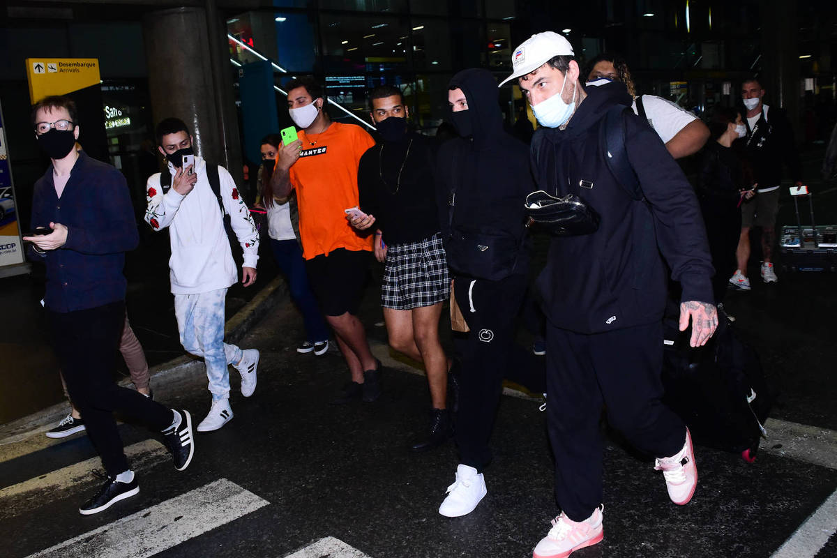 Áron Piper, ator de 'Elite', desembarca no Brasil; confira fotos