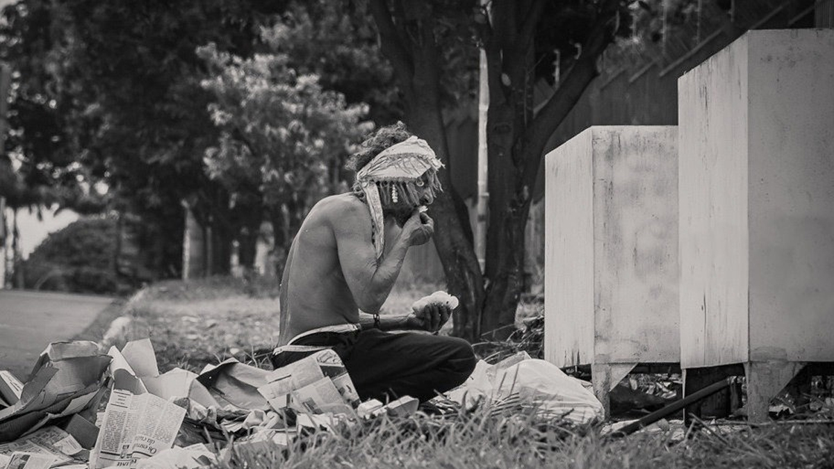 Defensoria na Rua atende população em situação de rua na Praça São José, em Goiânia