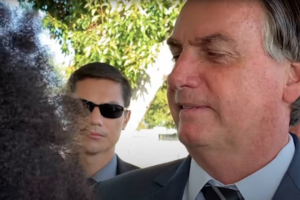 Bolsonaro conversa com apoiador que tem cabelo black power - YouTube/Foco do Brasil