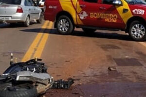 Motociclista tem múltiplos traumatismos após colidir com carro, em Inhumas