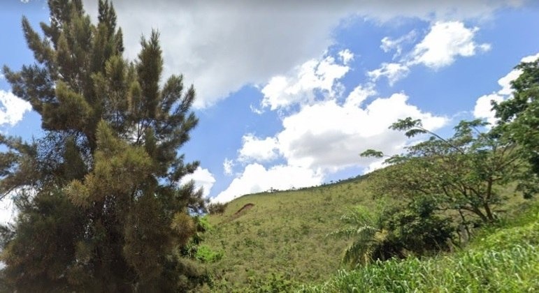 Queda do helicóptero aconteceu em região de mata, em Belo Horizonte. Quatro pessoas ficaram levemente feridas (Foto: reprodução/R7)