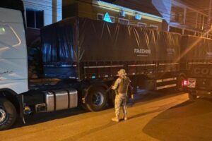 O Comando de Operação de Divisas (COD) aprendeu, na madrugada desta quinta-feira (27), 37 toneladas de milho sem documentação fiscal em Luziânia, no entorno do Distrito Federal. O caminhão que transportava os grãos também foi apreendido. - COD apreende 37 toneladas de milho sem documentação fiscal em Luziânia