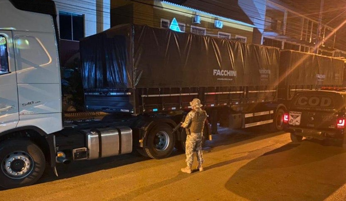 O Comando de Operação de Divisas (COD) aprendeu, na madrugada desta quinta-feira (27), 37 toneladas de milho sem documentação fiscal em Luziânia, no entorno do Distrito Federal. O caminhão que transportava os grãos também foi apreendido. - COD apreende 37 toneladas de milho sem documentação fiscal em Luziânia