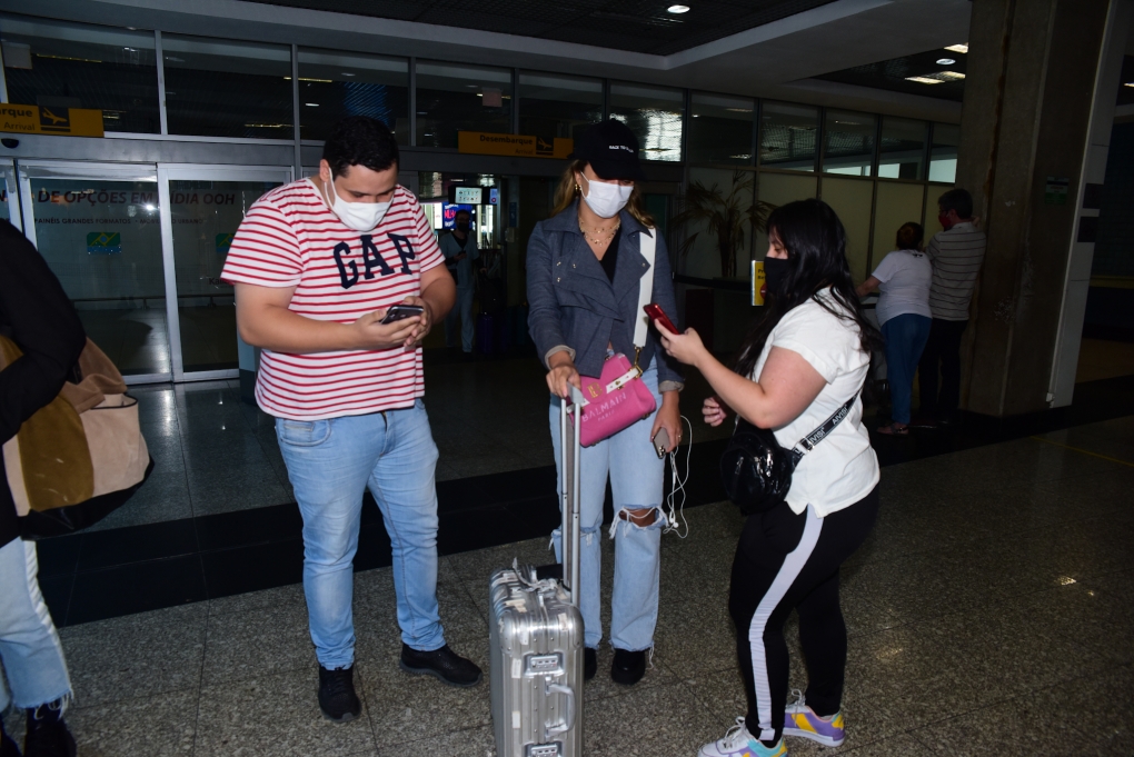 Rafa Kalimann e fãs no aeroporto