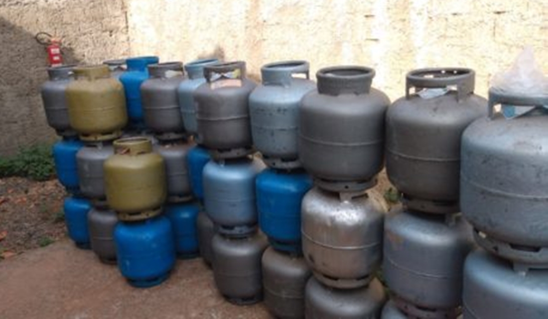 A Polícia Civil realizou uma operação para cumprimento de dois mandados de busca e apreensão nas cidades de Trindade e Aparecida - Polícia recolhe 42 botijões de gás em depósito que funcionava sem autorização