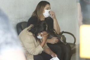 Mãe de MC Kevin vai ao IML para liberar corpo do filho